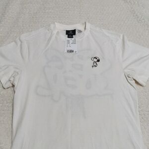 H&M White Short-Sleeve Tee with Small Snoopy Chest Embroidery